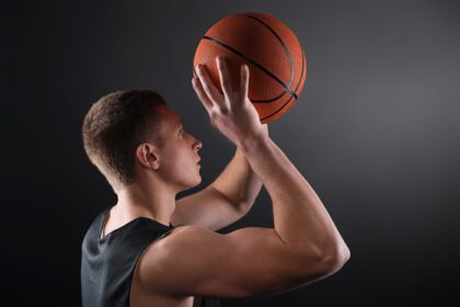 دانلود عکس بازیکن بسکتبال مرد قفقازی پرتاب آزاد توپ