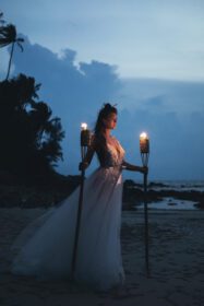 دانلود عکس عروس زیبا با مشعل در ساحل