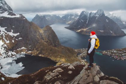 دانلود عکس مرد مسافری در حال پیاده روی بر روی خط الراس کوه راینه برینگن در نروژ