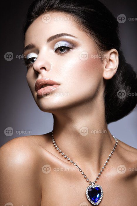 دانلود عکس سبزه زیبا با آرایش شب و گردنبند قلب اقیانوس
