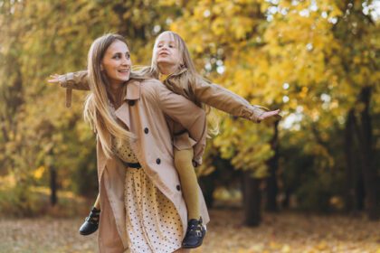 دانلود عکس مادر و دخترش تفریح و قدم زدن در پارک پاییز