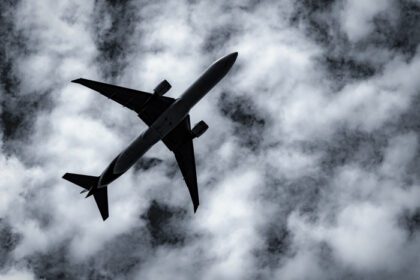 دانلود عکس هواپیمایی تجاری پرواز در آسمان تاریک و کرکی سفید