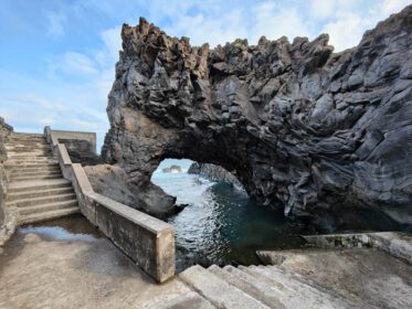 دانلود عکس صخره های طبیعی منحنی زیبا در کنار اقیانوس