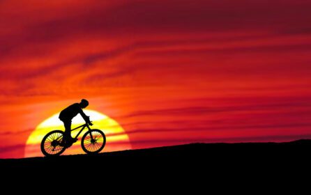 دانلود عکس مرد با دوچرخه و سفر ماجراجویی