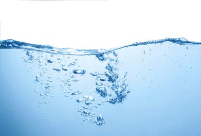 دانلود عکس سطح آب آبی تمیز با حباب ها و پاشیدن در پس زمینه سفید