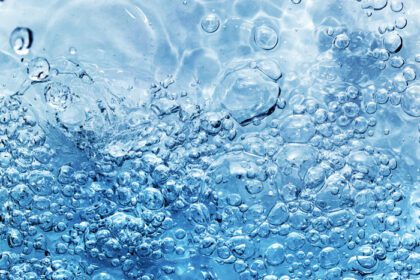 دانلود عکس آب تمیز با حباب هایی که هنگام ریختن آب ظاهر می شوند یا الف