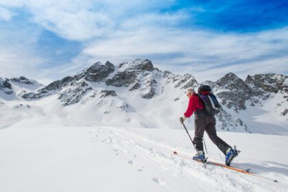 دانلود عکس مرد سالمند ورزشی اسکی مناسب در سربالایی