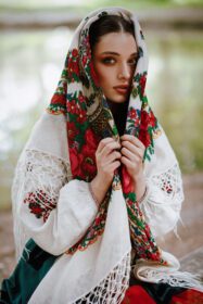 دانلود عکس دختر زیبا با لباس سنتی قومی با شال دوزی