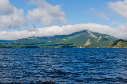 دانلود عکس چشم انداز زیبا کوه دریاچه در ابرها و طبیعت
