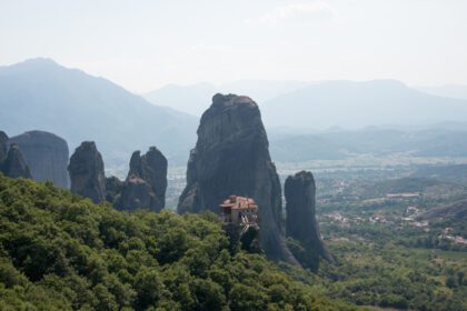 دانلود عکس منظره زیبا با کوه های شهاب سنگ و صومعه
