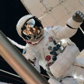 دانلود عکس فضانورد جک لوسما در خارج از خودرو شرکت می کند