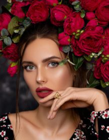 دانلود عکس دختر زیبا در کنار گل رز
