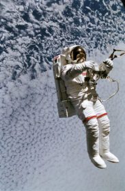 دانلود عکس فضانورد مارک لی شناور بدون افسار در طول