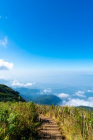 دانلود عکس لایه کوه زیبا با ابرها و آسمان آبی در مسیر طبیعت کیو مائه در چیانگ مای تایلند