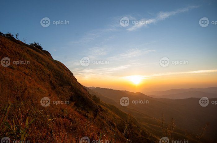 دانلود عکس منظره زیبا پس زمینه طلوع خورشید طبیعت کوه و آسمان رنگ طلایی