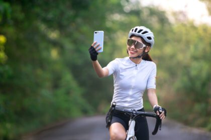 دانلود عکس دوچرخه سوار زن دوچرخه سوار سلفی زن گروه اجتماعی با هوشمند
