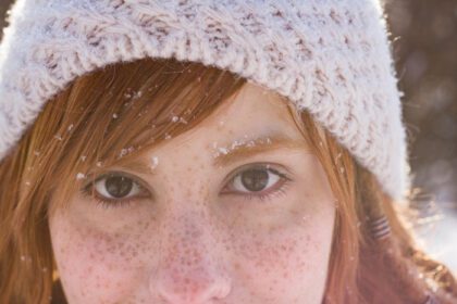 دانلود عکس پرتره زن جوان زیبا در پارک زمستانی