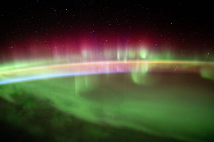 دانلود عکس شفق استرالیایی آسمان را روشن می کند
