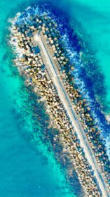 دانلود عکس اسکله بتنی احاطه شده توسط آب در کوئینزلند استرالیا