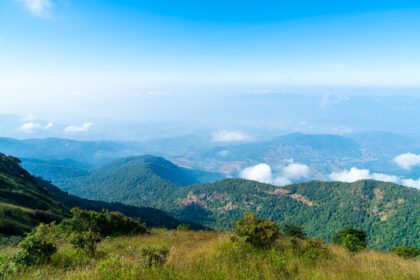 دانلود عکس لایه کوه زیبا با ابرها و آسمان آبی در مسیر طبیعت کیو مائه در چیانگ مای تایلند