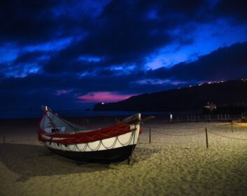 دانلود عکس قایق های چوبی رنگی ساحل نظاره پرتغال نمای پانوراما