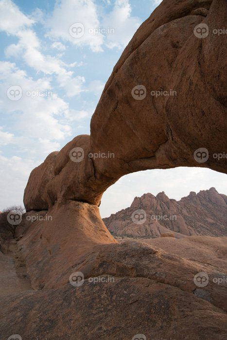 دانلود عکس طاق طبیعی زیبا در کوه های ماسه سنگی در