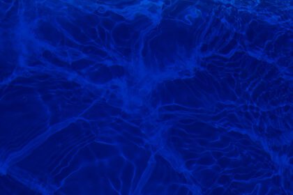 دانلود عکس فوکوس زدایی آب آبی تار در آب موجدار استخر