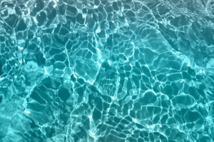 دانلود عکس فوکوس زدایی آبرنگ آبی تار در استخر شنا موجدار