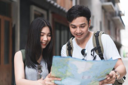دانلود عکس مسیر زوج آسیایی مسافر بر روی نقشه مکان در پکن