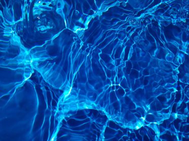 دانلود عکس فوکوس زدایی آبرنگ آبی تار در استخر شنا موجدار