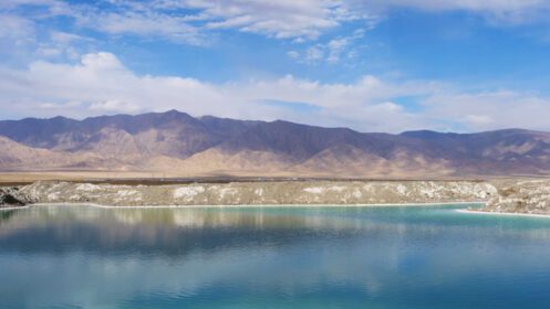 دانلود عکس چشم انداز زیبای طبیعت از دریاچه نمک زمرد در چینگهای چین