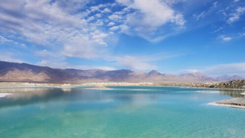 دانلود عکس چشم انداز زیبای طبیعت از دریاچه نمک زمرد در چینگهای چین