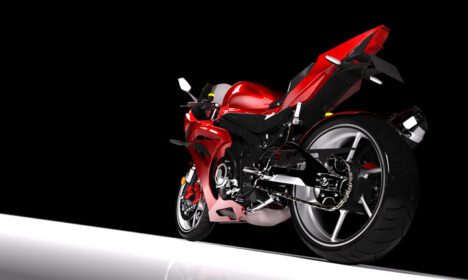 دانلود عکس نمای جانبی موتور سیکلت اسپرت قرمز در نورافکن