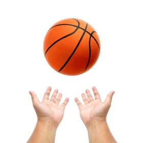 دانلود عکس دست نگه داشتن توپ بسکتبال در پس زمینه سفید