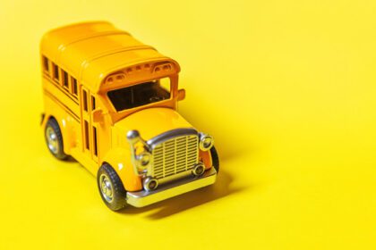 دانلود عکس به سادگی طراحی زرد کلاسیک ماشین اسباب بازی اتوبوس مدرسه ایزوله در