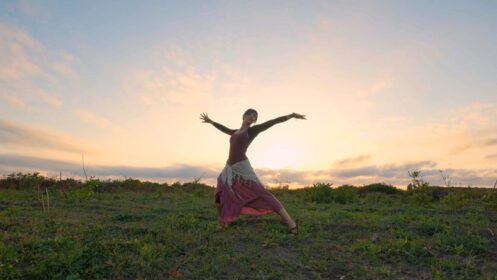 دانلود عکس رقص شاد زن در مزارع تابستان هنگام غروب زیبا