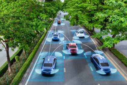 دانلود عکس ماشین های هوشمند با سنسور اتوماتیک رانندگی در جاده سبز با