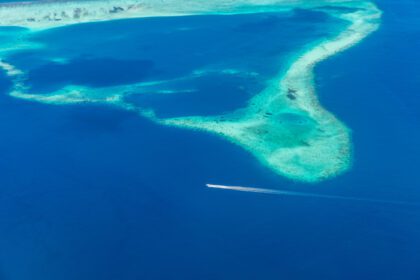 دانلود عکس جزایر مالدیو نمای بالا از پرواز با پنجره هواپیما