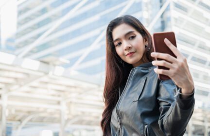 دانلود عکس زنان زیبای آسیایی جوان با استفاده از گوشی هوشمند سلفی می گیرند
