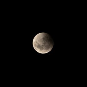 دانلود عکس ابرماه خونی با ماه گرفتگی کامل