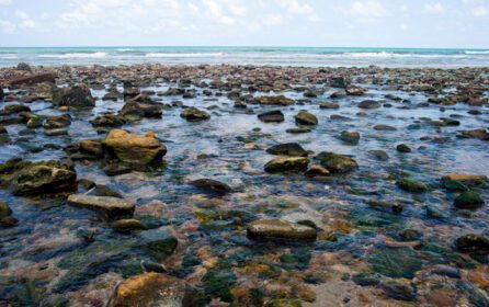 دانلود عکس تخته سنگ های زیبای کنار دریا و آب دریا روشن