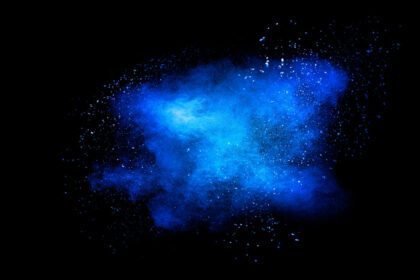 دانلود عکس آبی رنگ ابر انفجار ذرات غبار روی سیاه