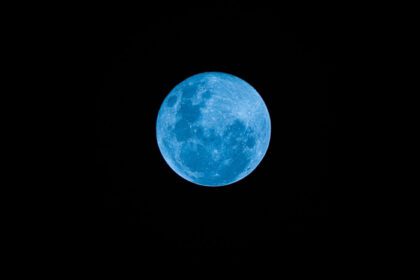 دانلود عکس ماه کامل آبی در شب تاریک