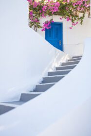 دانلود عکس درب قدیمی آبی و گل های صورتی سنتی یونانی