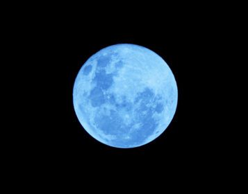 دانلود عکس ماه کامل آبی در شب تاریک