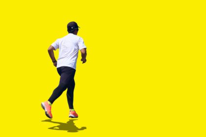 دانلود عکس مردی که روی پس زمینه رنگی با مسیر برش می دود