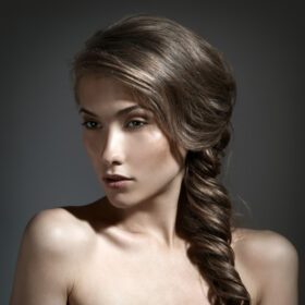 دانلود عکس پرتره زن زیبا با موهای بلند قهوه ای