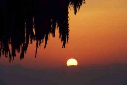 دانلود عکس طلوع زیبای خورشید در تعطیلات با کوه