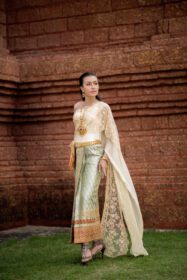 دانلود عکس زن زیبا با لباس معمولی تایلندی