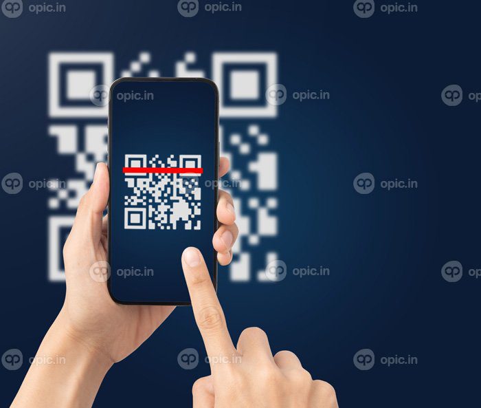 دانلود عکس دست با استفاده از دستگاه بارکدخوان اسکن کد qr با تلفن همراه